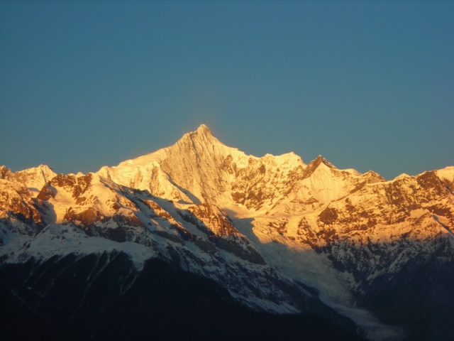 彩云之南,心之方向(看看梅里雪山的日出神韵吧)------新驴旧作,请多 .