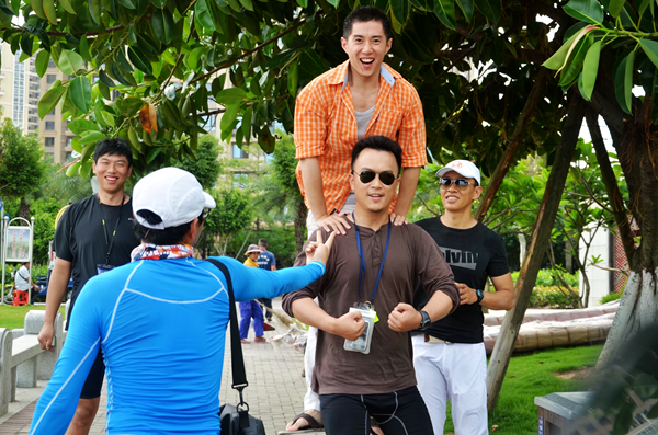 一群小帅哥对着镜头也不忘得瑟